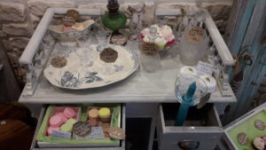 comptoir vintage et ses objets en front